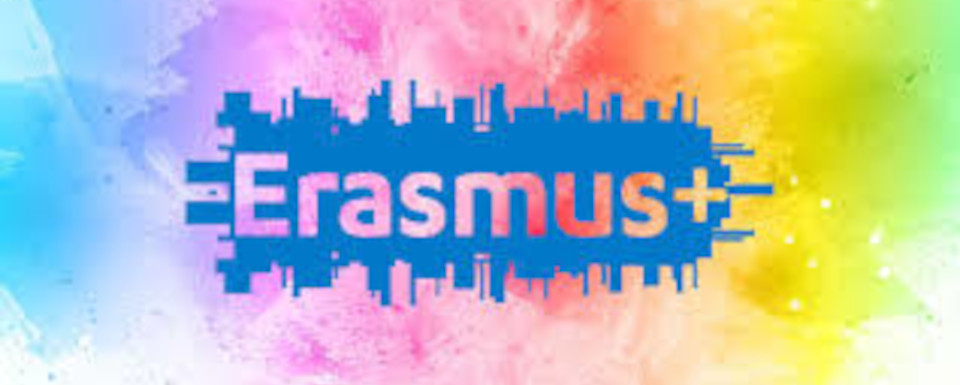 Erasmus+ logo zema kvalitāte, plati
